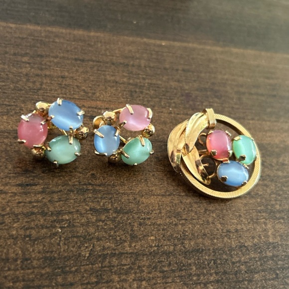 Undefined Jewelry - Elegant Gold and Earrings and Brooch Jelly Belly lot set